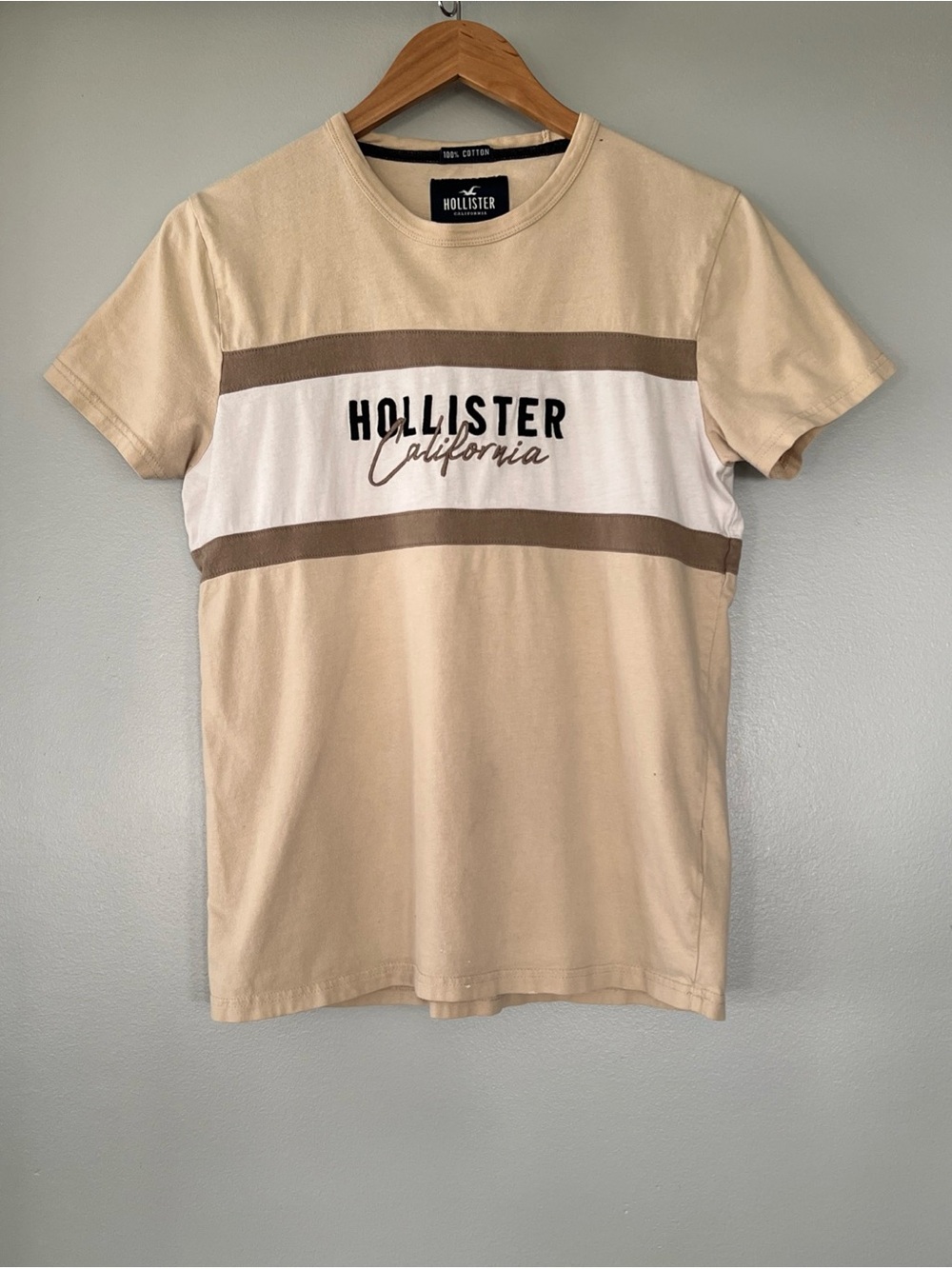 HOLLISTER T-Shirt Mens Small Beige Short Sleeve Spellout Embroidered Logo Cotton